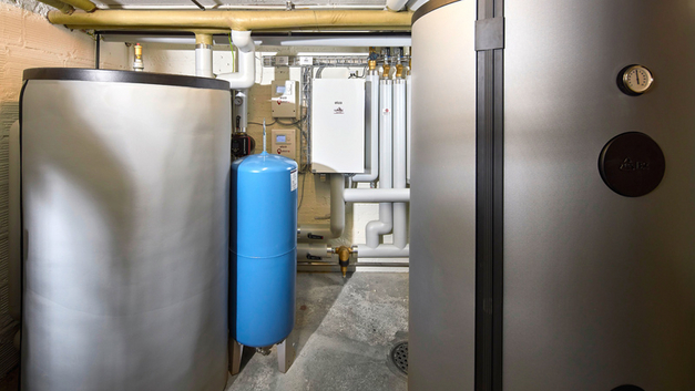 Neben dem Pufferspeicher wurde auch ein neuer zentraler Warmwasserspeicher installiert.